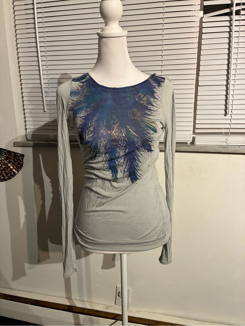 Long-Sleeve Feather Print Women's Top - Light Gray and Blue